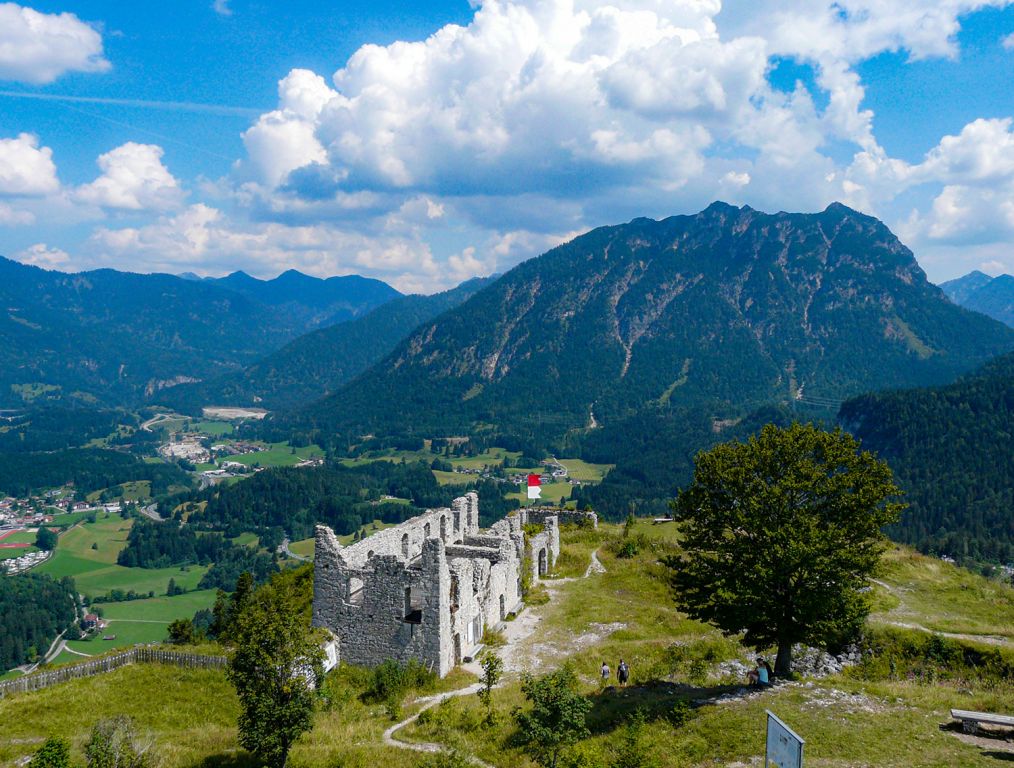Hoch oben... - ... auf 1.250 Metern liegt die Ruine der Festung Schlosskopf. - © Wolfgang Berres auf www.papa-wanderwolle.de